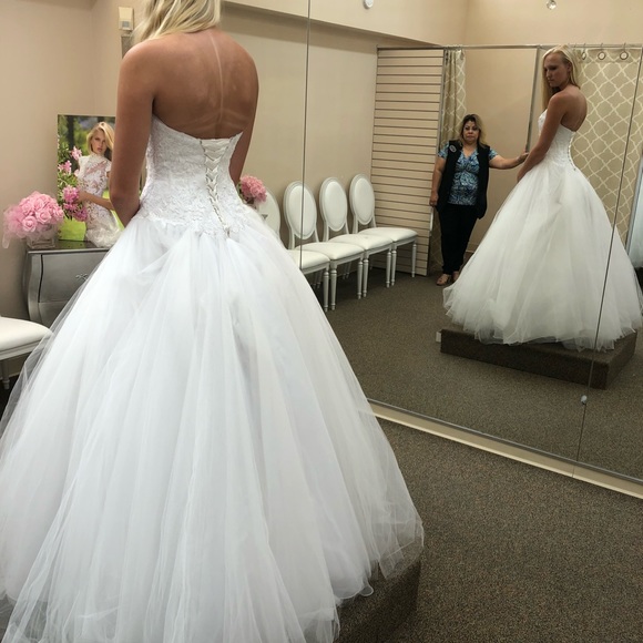 Wedding gown - Picture 6 of 7